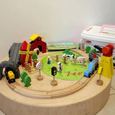 Залізниця для хлопчиків віком від 3 років на магнітах З паровозом 2 вагони та машинки 69 деталей C 46259