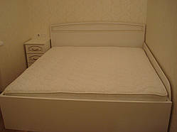 Меблі для спальні: ліжко, тумба, комод