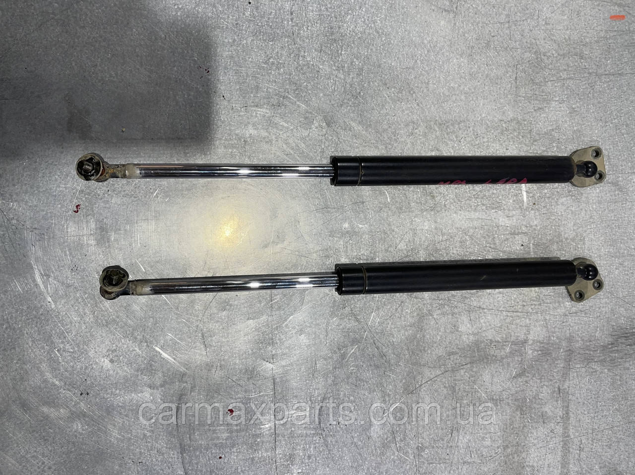 Амортизатор кришки багажника опора ляди Mitsubishi Pajero Sport 1 K90 1997-2008, фото 1