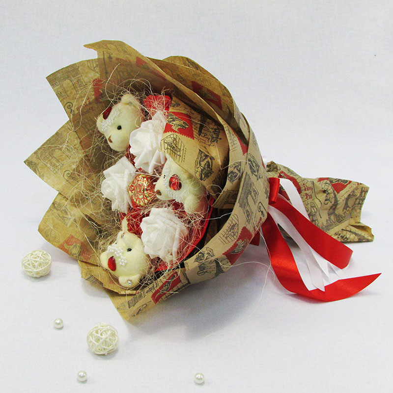 Букет з іграшок Ведмедики 3 з трояндами в папері, фото 1