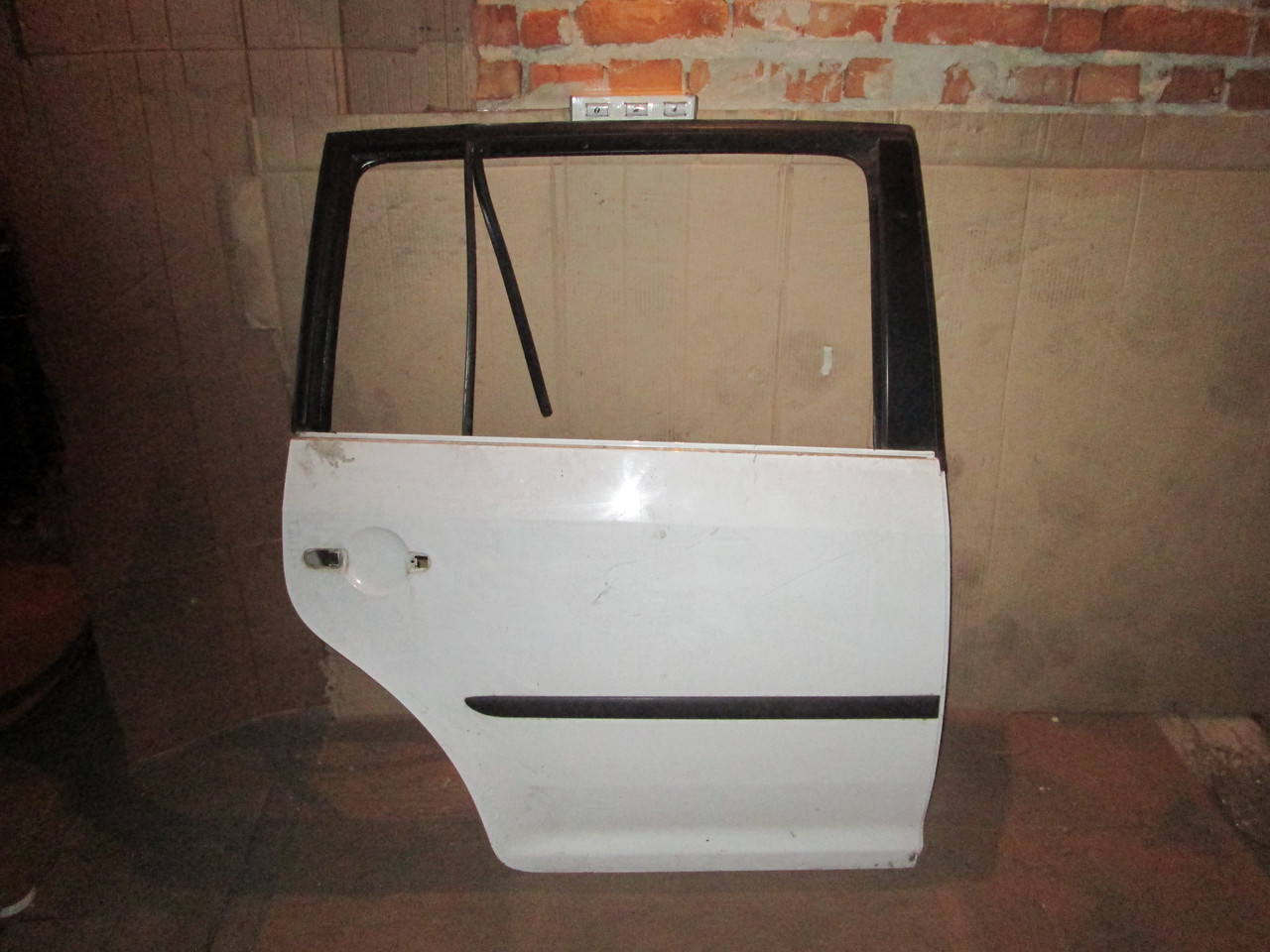 No24 Б/у Двері задні праві для VW Touran 2010-2015