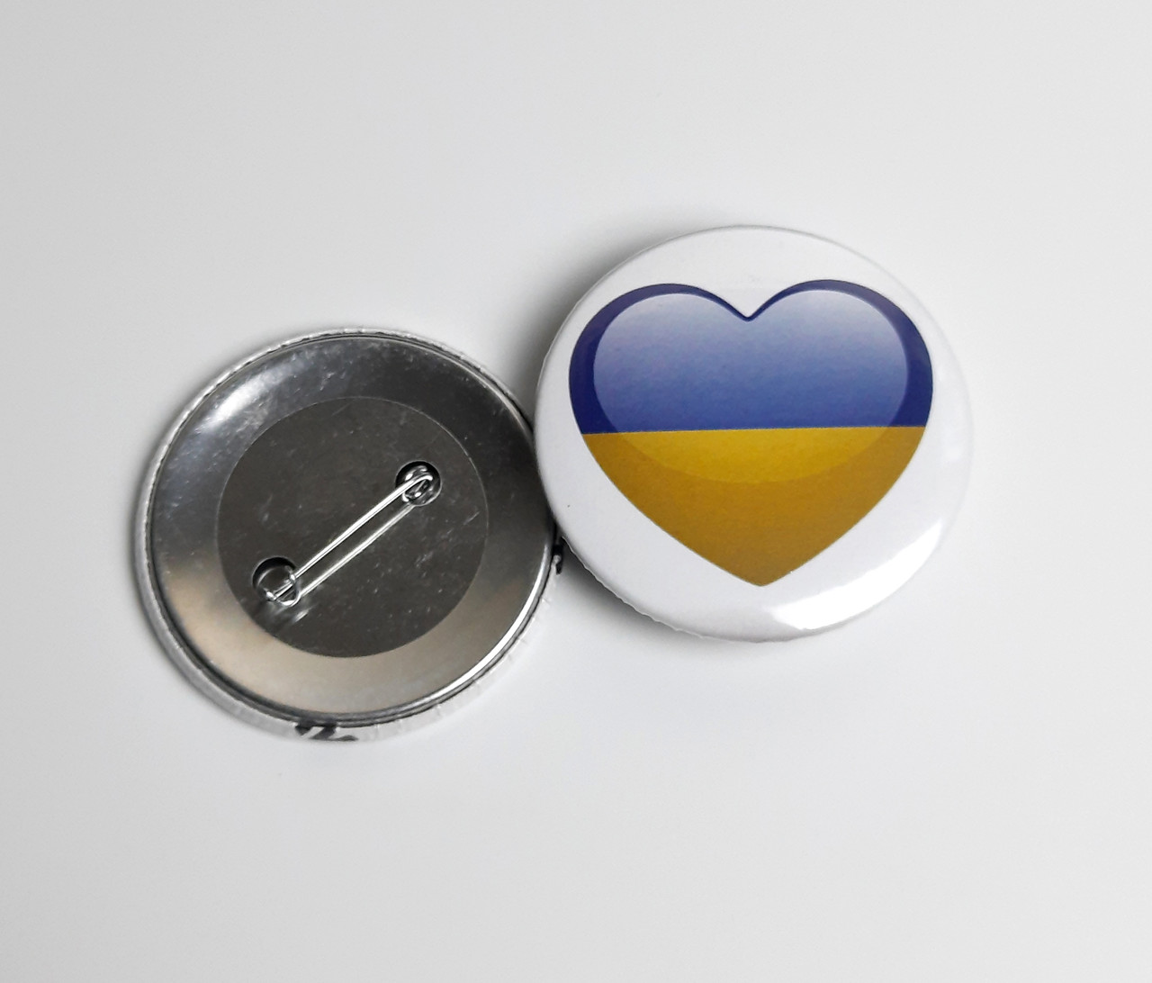 Значок "Україна в серці" -  Круглий значок на рюкзак - Подарунок Зазиснику України- Національна символіка