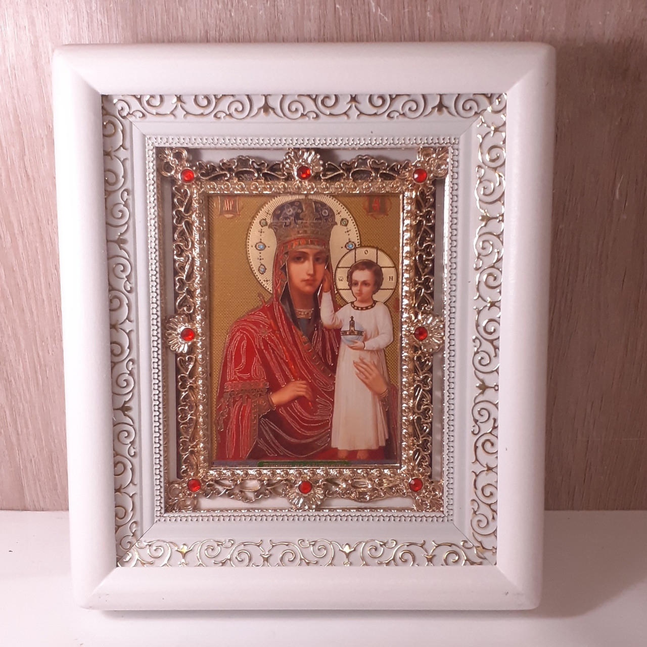 Ікона Призри на Смиренність Пресвята Богородиця, лик 10х12 см, у білому дерев'яному кіоті з камінням