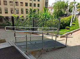 Пандус для инвалидов. Харьковский национальный университет городского хозяйства имени А.М. Бекетова. ул. Маршала Бажанова, 17, Харьков,... 1