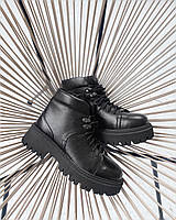 Черевики короткі на шнурівці і масивній підошві чорні зимові