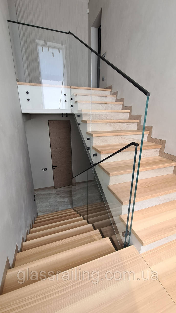 Скляне огородження сходів з чорною фурнітурою, фото 1