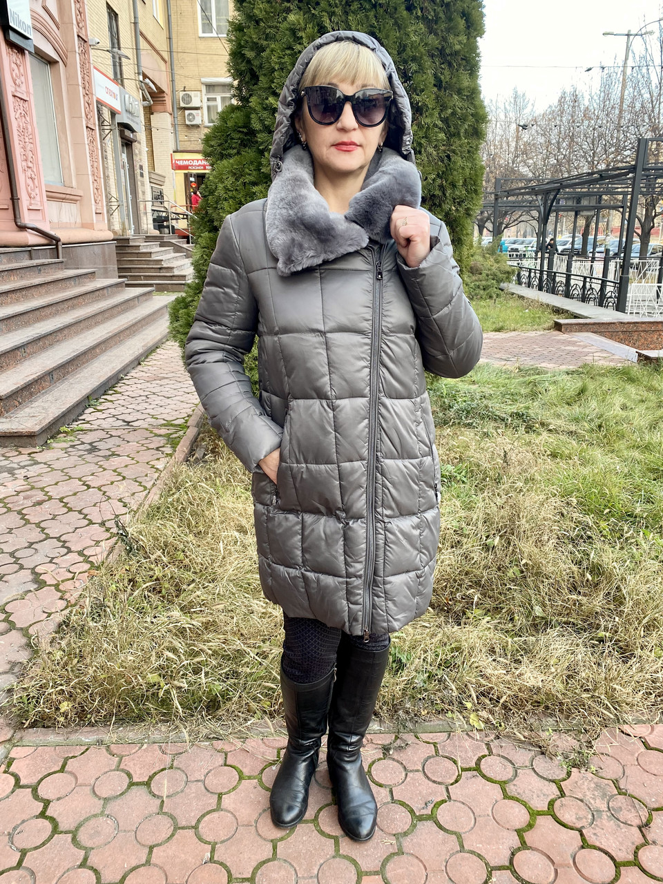 Пуховик жіночий із капюшоном і хутром на комірі, фото 1