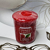 Ароматична свічка Yankee Candle Вишні на снігу