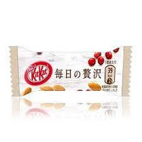 Шоколадний батончик KitKat Журавлина та Мигдаль 7 г.