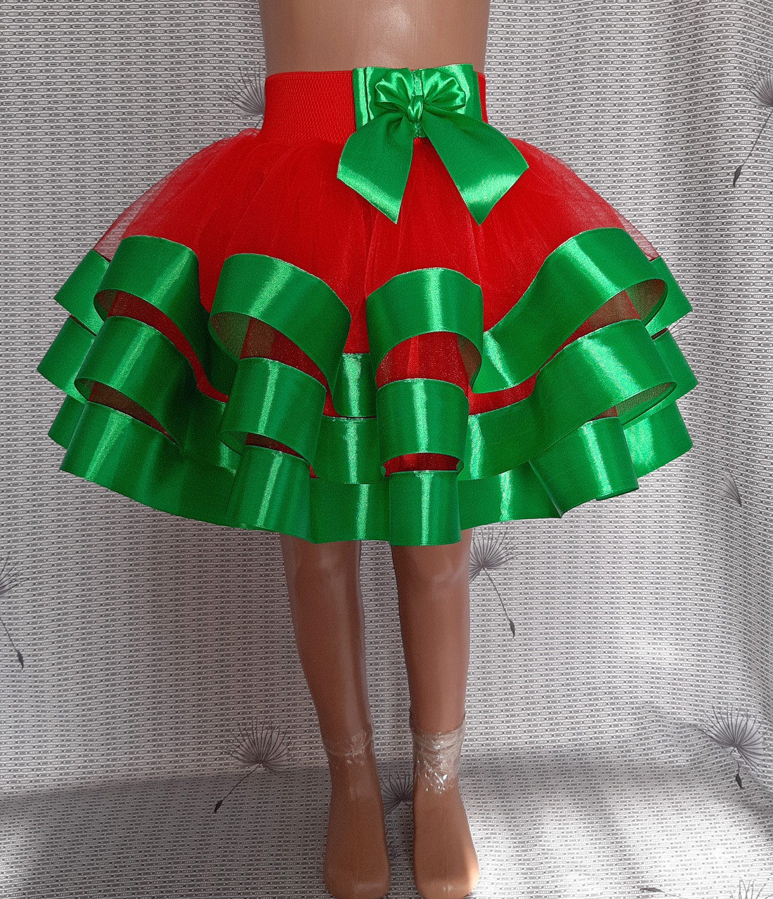 Дитяча пишна спідничка в три шари фатину, червона з зеленими стрічками, розмір 110-116