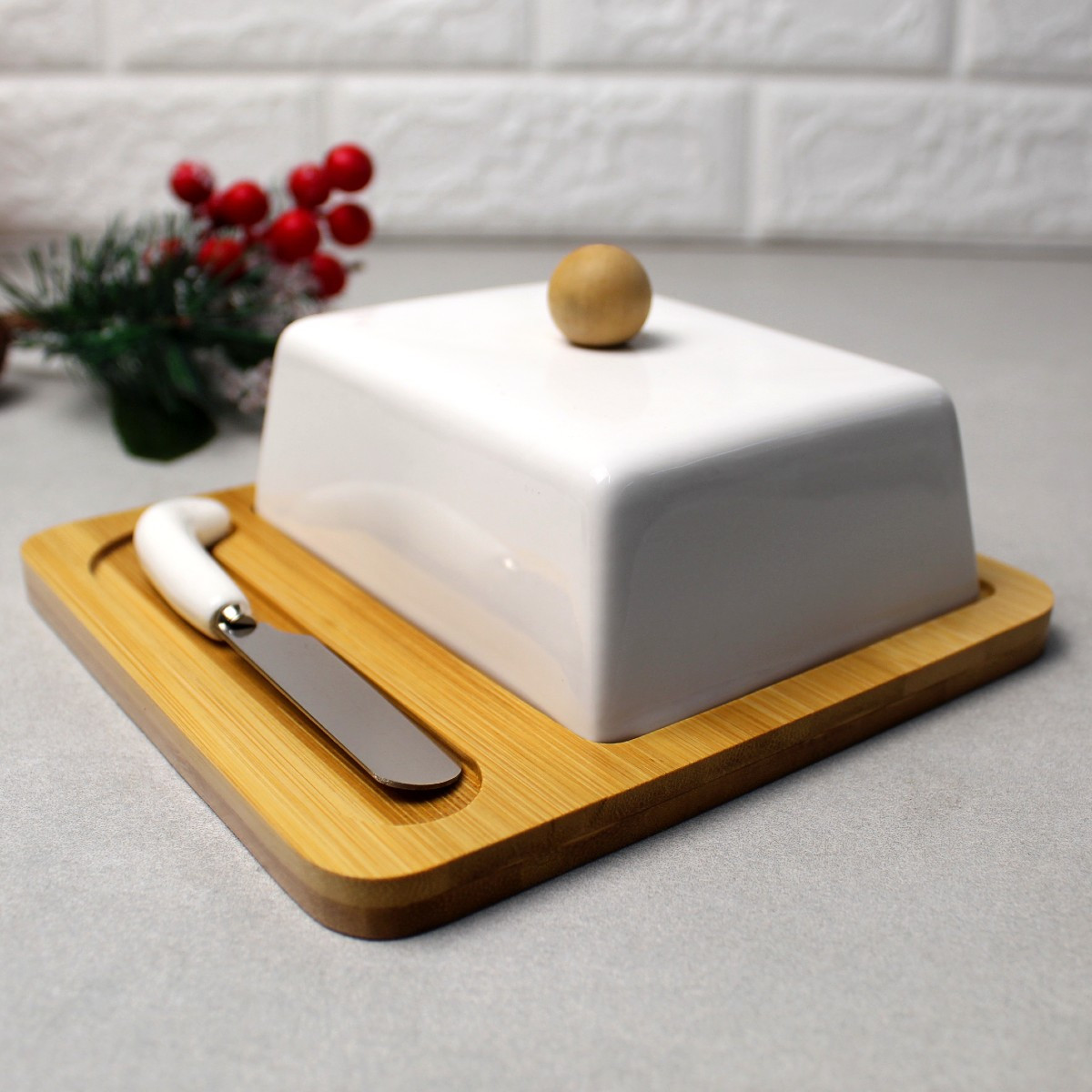 Біла порцелянова маслянка з ножем для масла на бамбуковому блюді, фото 1