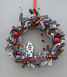 Новорічний різдвяний вінок на двері ззі сеіжною ялинкою, кульками, корицею 50см., фото 7