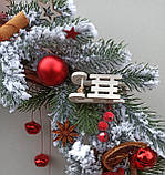 Новорічний різдвяний вінок на двері ззі сеіжною ялинкою, кульками, корицею 50см., фото 6