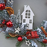 Новорічний різдвяний вінок на двері ззі сеіжною ялинкою, кульками, корицею 50см., фото 4