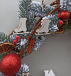 Новорічний різдвяний вінок на двері ззі сеіжною ялинкою, кульками, корицею 50см., фото 3