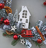 Новорічний різдвяний вінок на двері ззі сеіжною ялинкою, кульками, корицею 50см., фото 5