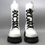 Білі жіночі черевики на хутрі на чорній платформі стильне взуття великі розміри COSMO Shoes White Queen BS, фото 4