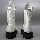 Білі жіночі черевики на хутрі на чорній платформі стильне взуття великі розміри COSMO Shoes White Queen BS, фото 6