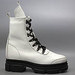 Білі жіночі черевики на хутрі на чорній платформі стильне взуття великі розміри COSMO Shoes White Queen BS, фото 3