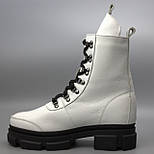 Білі жіночі черевики на хутрі на чорній платформі стильне взуття великі розміри COSMO Shoes White Queen BS, фото 2