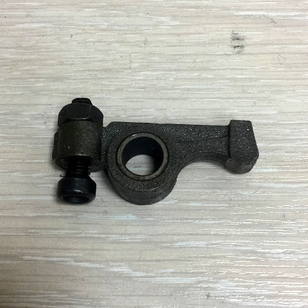 Коромисло з гвинтом двигуна R-175/180