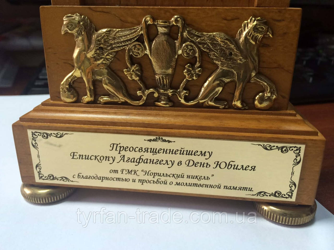 Металеві шильди з дарувальниками