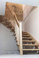 Деревянная поворотная бескаркасная лестница в дом на тетиве