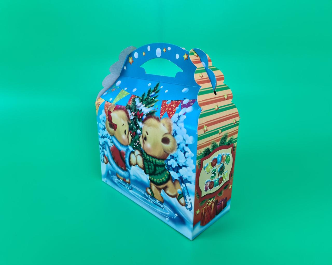 Новорічна подарункова картонна упаковка для цукерок (10000 грм) Ведмежата на котку No198 (1 шт.), фото 1