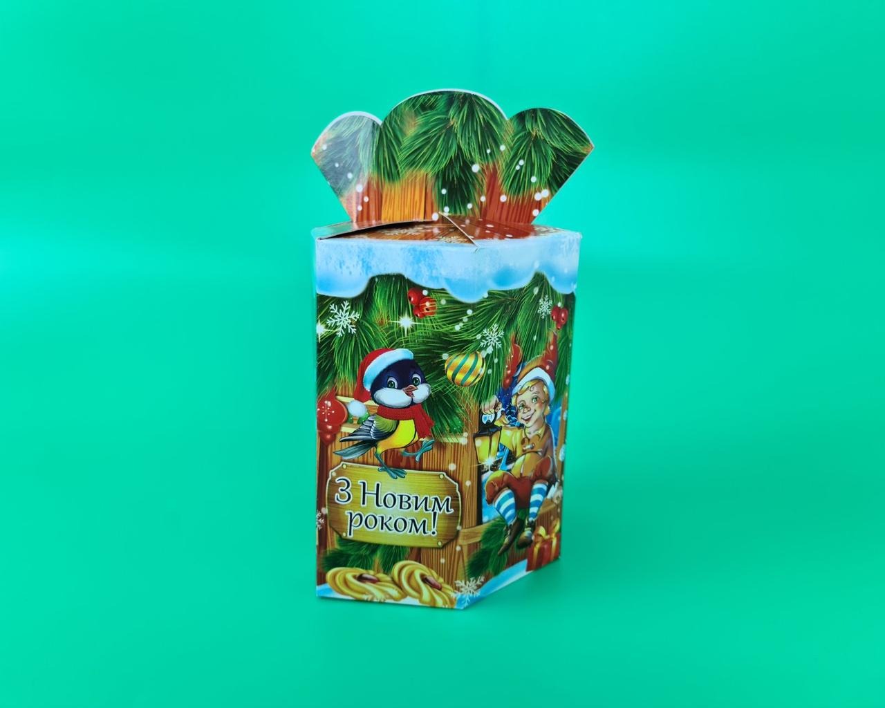 Новорічна коробка для цукерок №213 (700гр) Будиночок в Ялинці (25 шт), фото 1