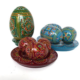 Дерев'яні писанки на тарілочці