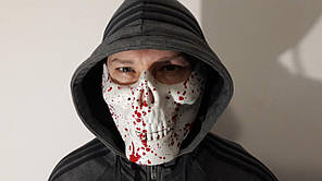 Напівмаска щелепу черепа в крові