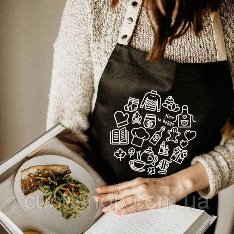 Прикольний фартух для кухні з написом Time to hygge (чорний)