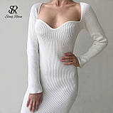 Облягаюче плаття міді з довгим рукавом і фігурним вирізом Трикотажне жіноче плаття в рубчик (білий), фото 2
