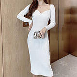 Облягаюче плаття міді з довгим рукавом і фігурним вирізом Трикотажне жіноче плаття в рубчик (білий), фото 5