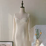 Облягаюче плаття міді з довгим рукавом і фігурним вирізом Трикотажне жіноче плаття в рубчик (білий), фото 7