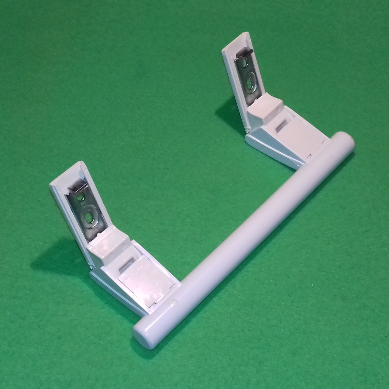 Біла ручка двері (верхня / нижня) для холодильника Liebherr (L загальна = 208mm; L між кріпленнями = 155mm)