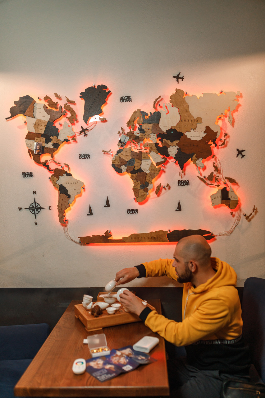 Деревянная карта мира на стену с подсветкой 250х150 см