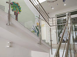 Изготовление и монтаж перил для лестниц. У нас вы сможете купить перила для лестницы из нержавейки и перила со стеклом. Детский центр "Dada",... 4