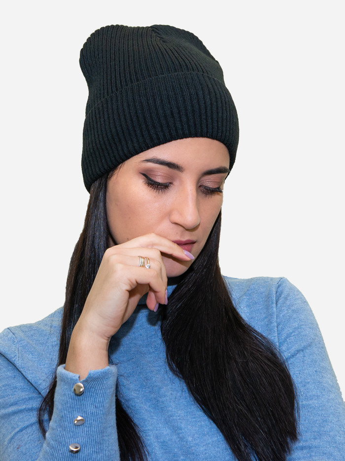 Тепла в'язана жіноча шапка зимова в рубчик із закотом Лео black модна біні