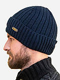 Тепла шапка чоловіча на флісі в'язана в рубчик стильна Classic синього кольору navy blue, фото 2