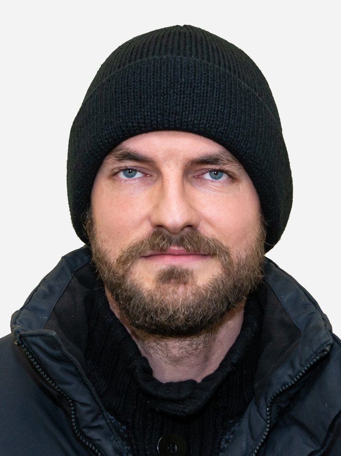 Тепла чоловіча шапка чорна в'язана стильна зимова Лео з відворотом