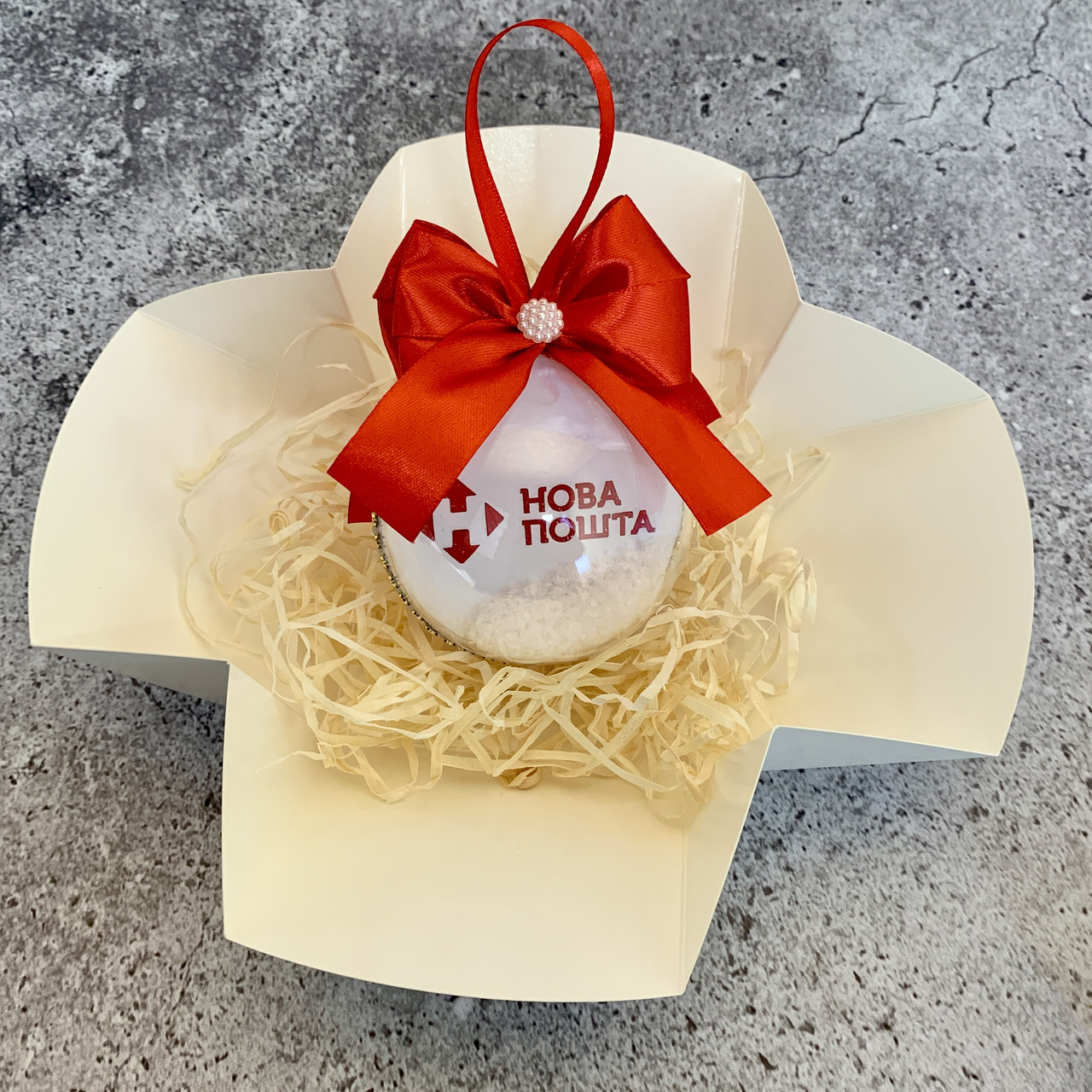 Подарочный новогодний пластиковый шарик с логотипом и коробочкой Новогодние корпоративные подарки - фото 1 - id-p1525549346