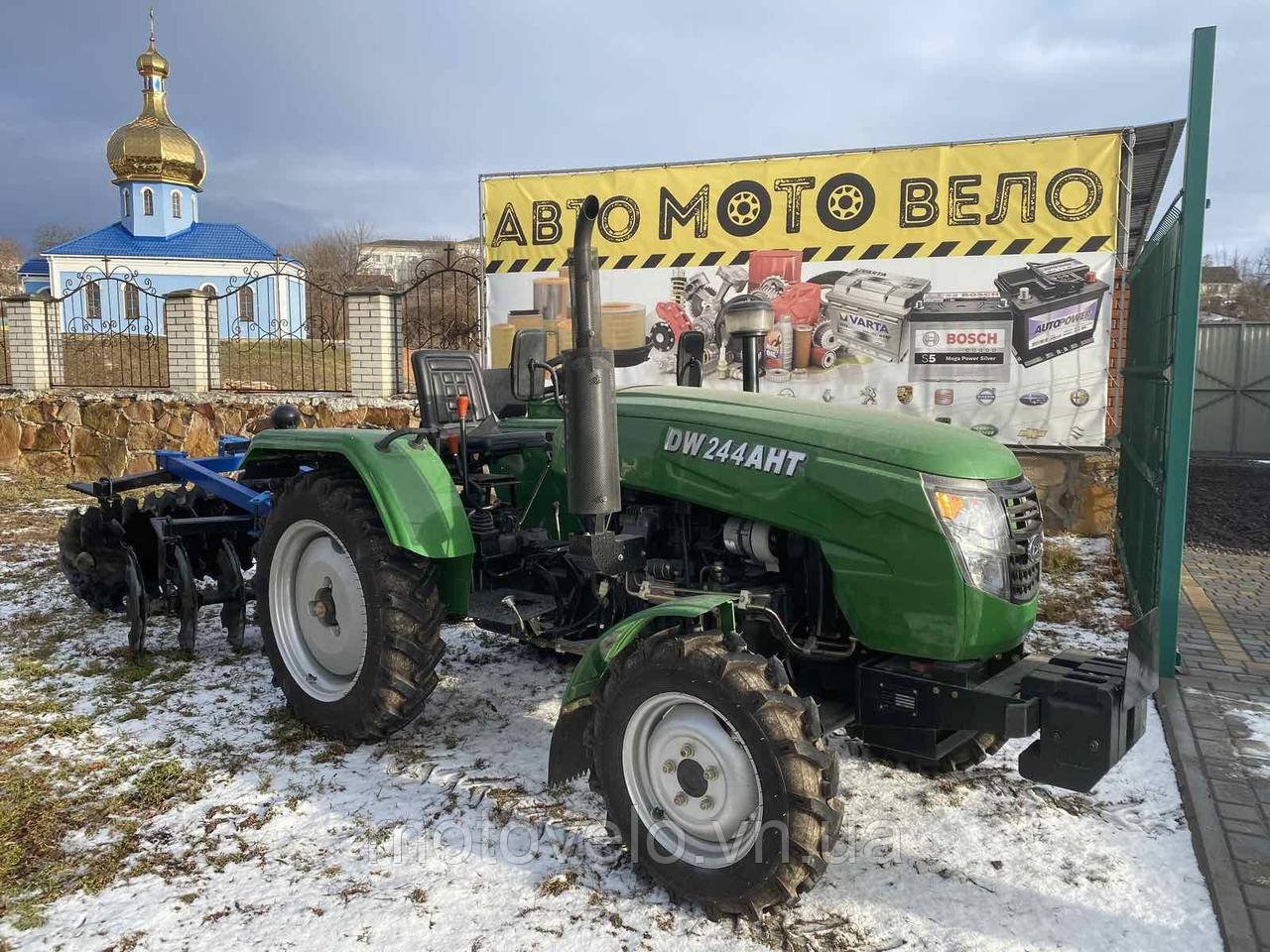 Зеленые минитрактора вспашка на минитракторе