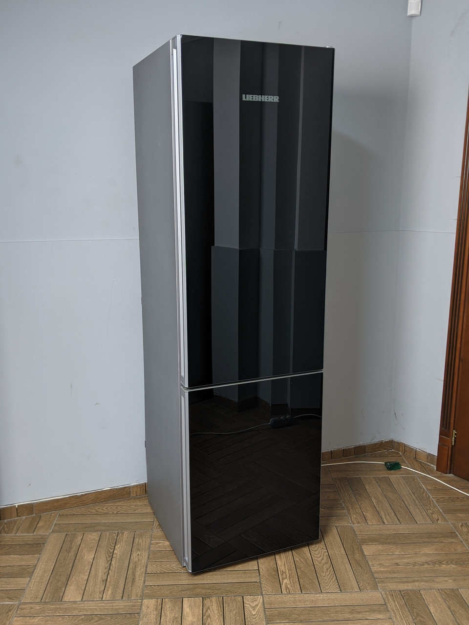 Холодильник Liebherr CNel 4813 Premium класс. Черное скло