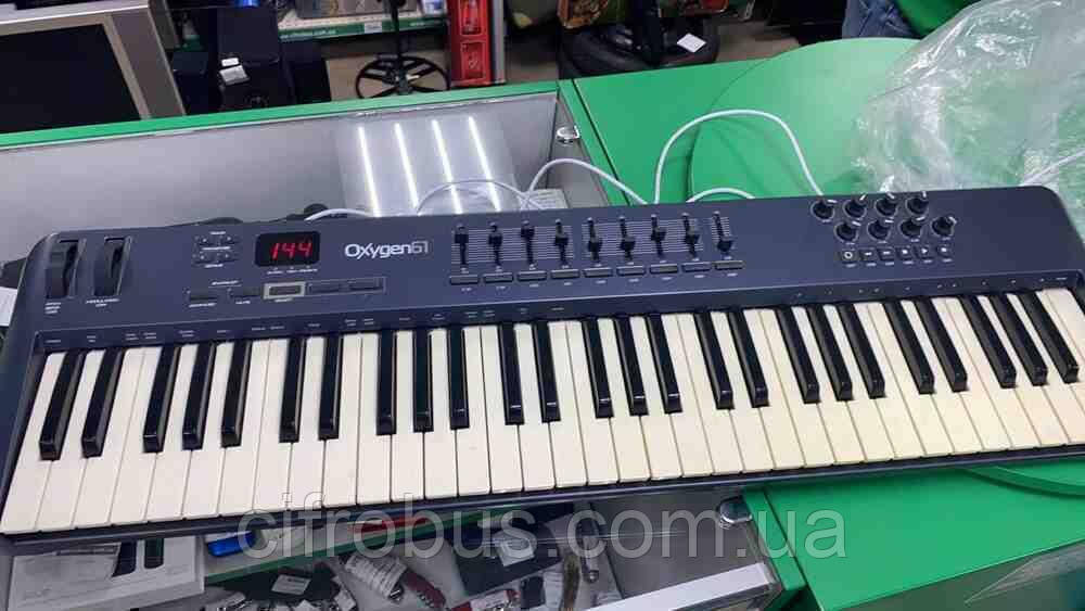Синтезаторы, пианино и midi-клавиатуры Б/У M-Audio Oxygen 61