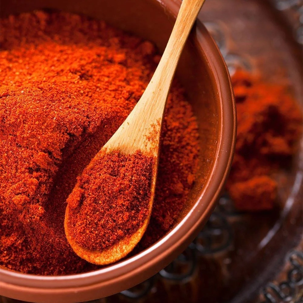 Краста из пудры и паприки. Паприка сладкая молотая специи. Паприка специя. Перец чили и паприка. В какие блюда добавляют копченую паприку.