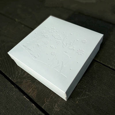 Коробка святкова з тисненням 200х200х70 мм.