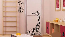 Вінілова інтер'єрна наклейка декор на стіну та шпалери «Жираф та папуга» з оракалу