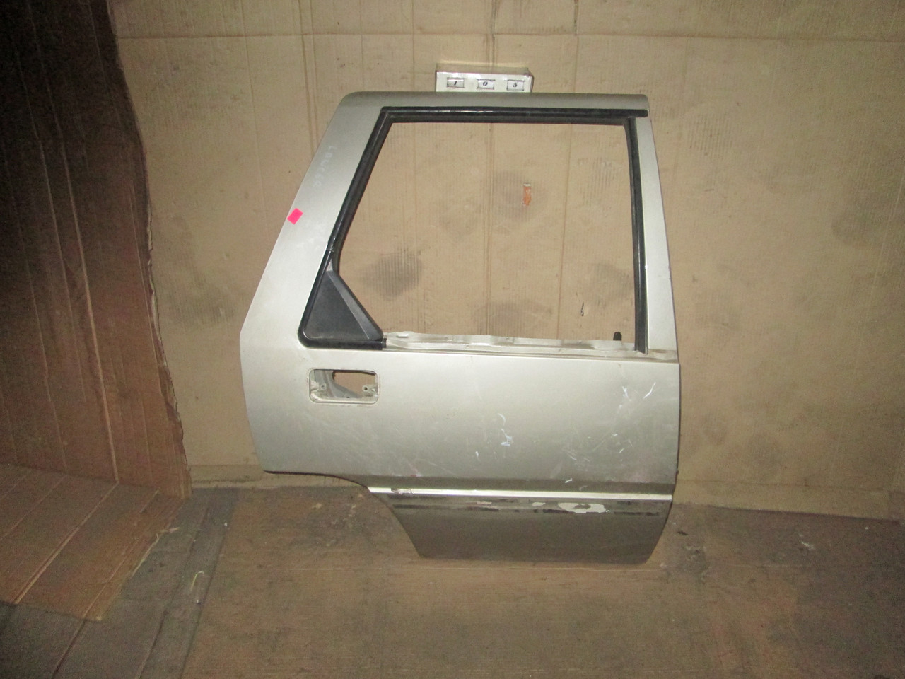 No105 Б/у Двері задня права для Mitsubishi Lancer 1983-1988 (Combi)
