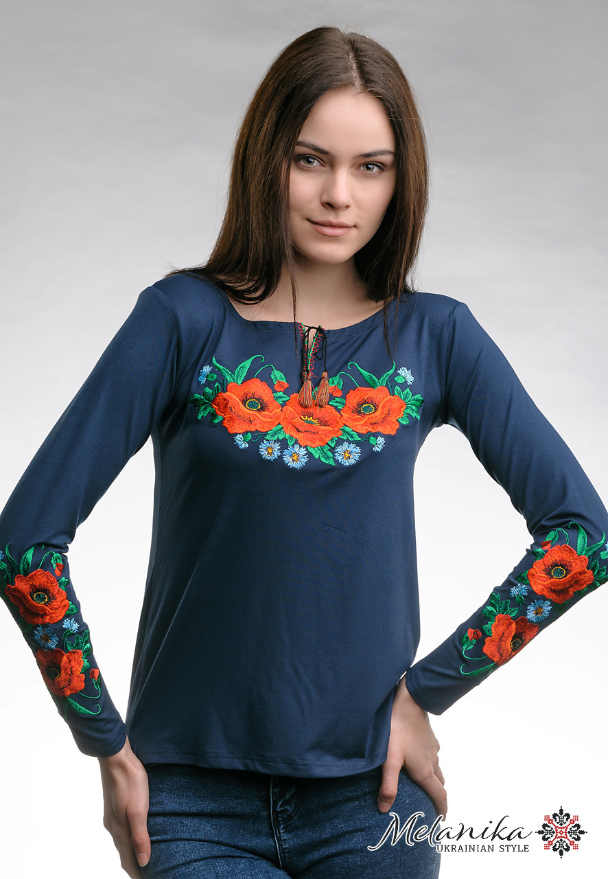 Женская вышитая футболка темно-синего цвета с длинным рукавом «Маковое поле» - фото 2 - id-p1527015063